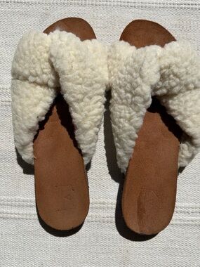 Flattered brand size 40 Plush Cream Sherpa Slide Sandals - Women's Cozy Slip-On